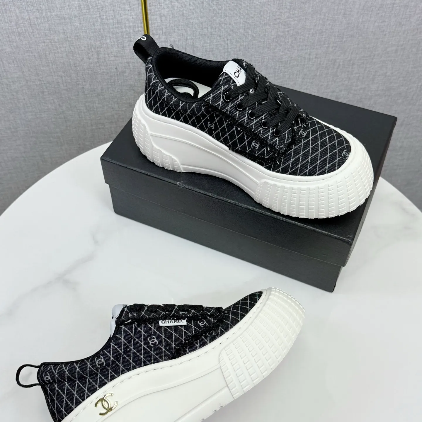 💕💕Factory direct selling price p640💕💕 Chanel Panda Shoes! 2025 counter's top casual sports shoes, this classic design; the upper is in the style of electric embroidery with various techniques; the outsole is fashionable and sporty; the unusual inclusion of a variety of color matching elements... The diversified mix and match is very good-looking and versatile, and can be used for leisure, fashion, sports, and outdoor... ꫛꫀꪝ Go➫ Materials: ❶Upper made of: original imported first-layer silk cowhide + original version waterproof cloth + original first-layer cowhide ❷Inner lining: Original Yangli+wang ❸ Outsole based on: Original TPU combination outsole Counter boutique packaging complete set for women 35–41